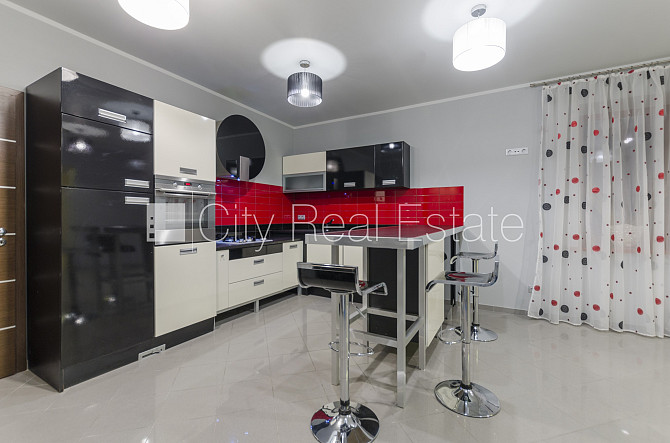 Zeme īpašumā, renovēta māja, mainīts Jumta segums, ķieģeļu mūra sienas, fasāde ar Rīga - foto 10