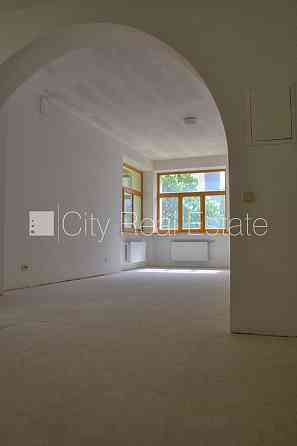 Реновированный дом, количество квартир в здании 5 шт., квартиры не продаются Rīga