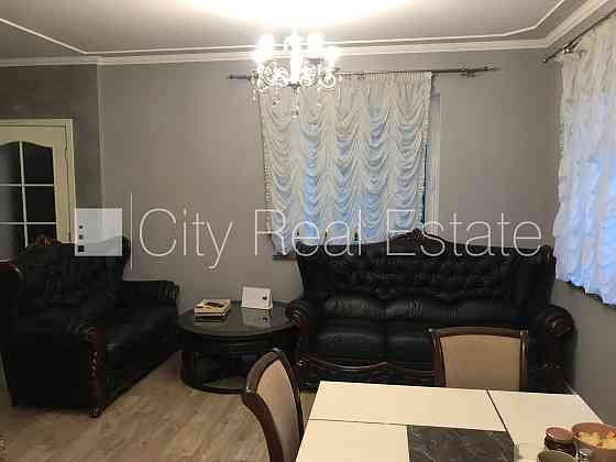 Фасадный дом, благоустроенная озеленённая территория, место для машины, лифт, Rīga