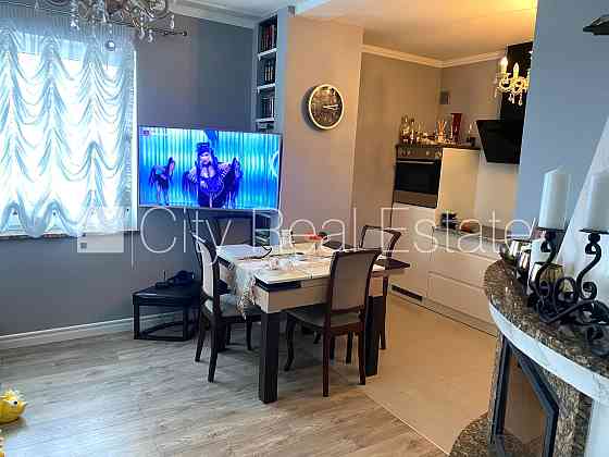 Фасадный дом, благоустроенная озеленённая территория, место для машины, лифт, Rīga