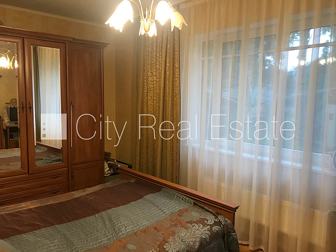 Fasādes māja, labiekārtota apzaļumota teritorija, vieta automašīnai, ir lifts, lodžija, logi Rīga - foto 12