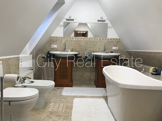 Fasādes māja, labiekārtota apzaļumota teritorija, vieta automašīnai, ir lifts, lodžija, logi Rīga - foto 10