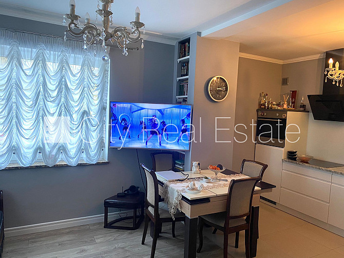 Fasādes māja, labiekārtota apzaļumota teritorija, vieta automašīnai, ir lifts, lodžija, logi Rīga - foto 4