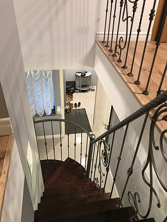 Fasādes māja, labiekārtota apzaļumota teritorija, vieta automašīnai, ir lifts, lodžija, logi Rīga - foto 17