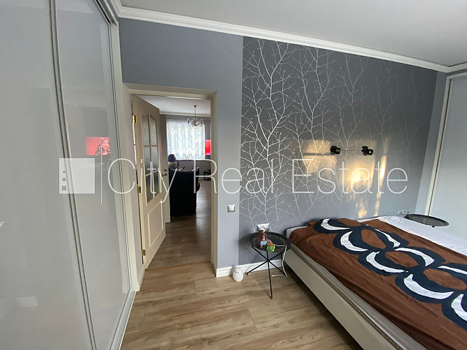 Fasādes māja, labiekārtota apzaļumota teritorija, vieta automašīnai, ir lifts, lodžija, logi Rīga - foto 8