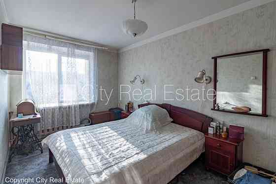 Фасадный дом, благоустроенная озеленённая территория, место для машины, балкон, Рига