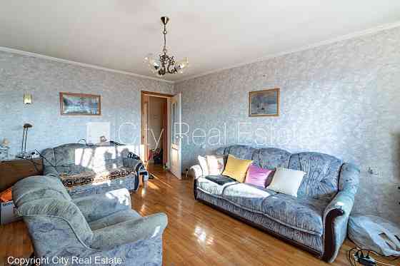 Фасадный дом, благоустроенная озеленённая территория, место для машины, балкон, Рига