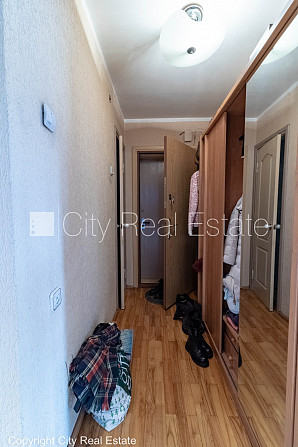 Фасадный дом, благоустроенная озеленённая территория, место для машины, балкон, Рига - изображение 8