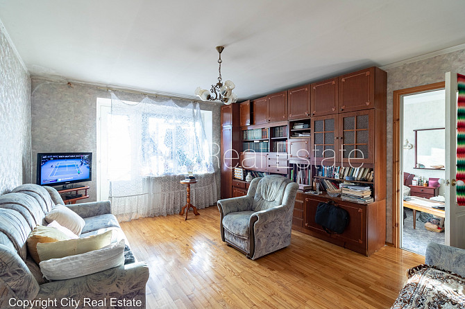 Фасадный дом, благоустроенная озеленённая территория, место для машины, балкон, Рига - изображение 1