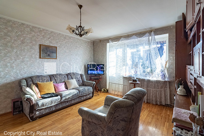 Фасадный дом, благоустроенная озеленённая территория, место для машины, балкон, Рига - изображение 2