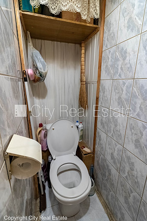 Фасадный дом, благоустроенная озеленённая территория, место для машины, балкон, Рига - изображение 20