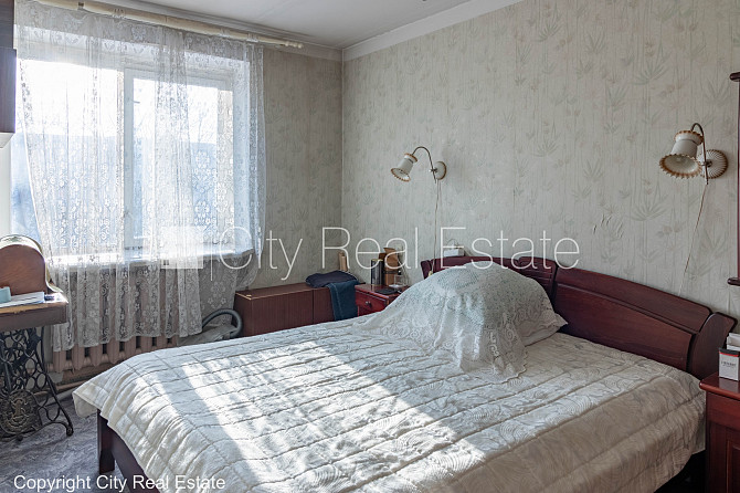 Фасадный дом, благоустроенная озеленённая территория, место для машины, балкон, Рига - изображение 7