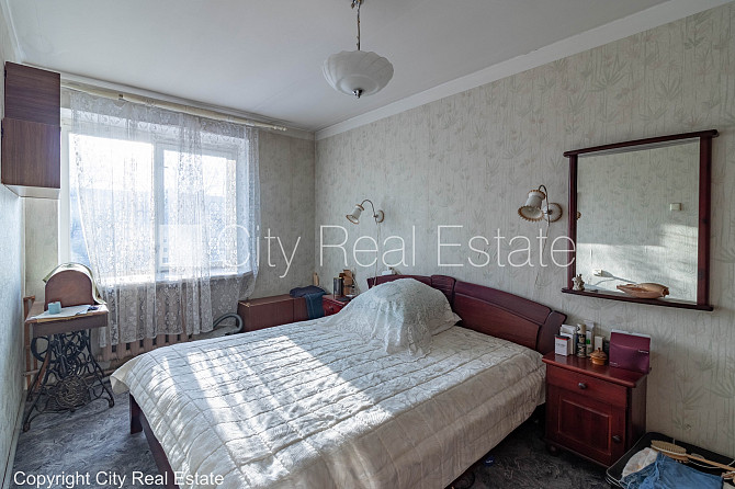 Фасадный дом, благоустроенная озеленённая территория, место для машины, балкон, Рига - изображение 5