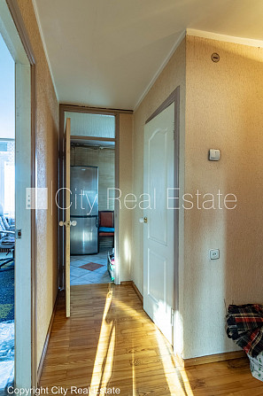 Фасадный дом, благоустроенная озеленённая территория, место для машины, балкон, Рига - изображение 9