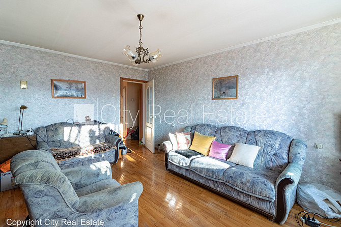 Фасадный дом, благоустроенная озеленённая территория, место для машины, балкон, Рига - изображение 3