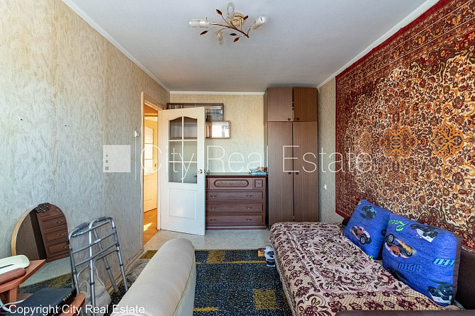 Фасадный дом, благоустроенная озеленённая территория, место для машины, балкон, Рига - изображение 14