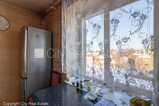 Фасадный дом, благоустроенная озеленённая территория, место для машины, балкон, Рига - изображение 18