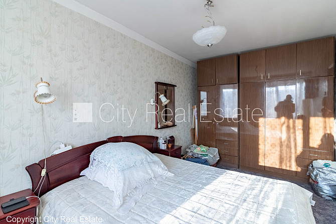 Фасадный дом, благоустроенная озеленённая территория, место для машины, балкон, Рига - изображение 6