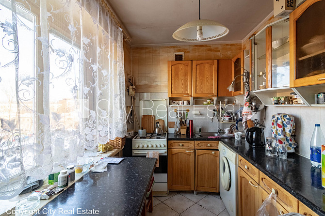 Фасадный дом, благоустроенная озеленённая территория, место для машины, балкон, Рига - изображение 16