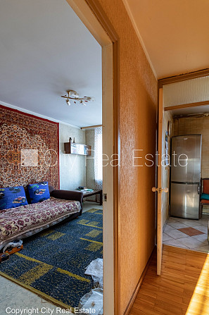 Фасадный дом, благоустроенная озеленённая территория, место для машины, балкон, Рига - изображение 10