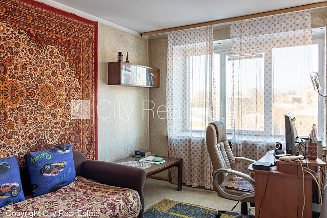 Фасадный дом, благоустроенная озеленённая территория, место для машины, балкон, Рига - изображение 12