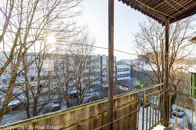 Фасадный дом, благоустроенная озеленённая территория, место для машины, балкон, Рига - изображение 4