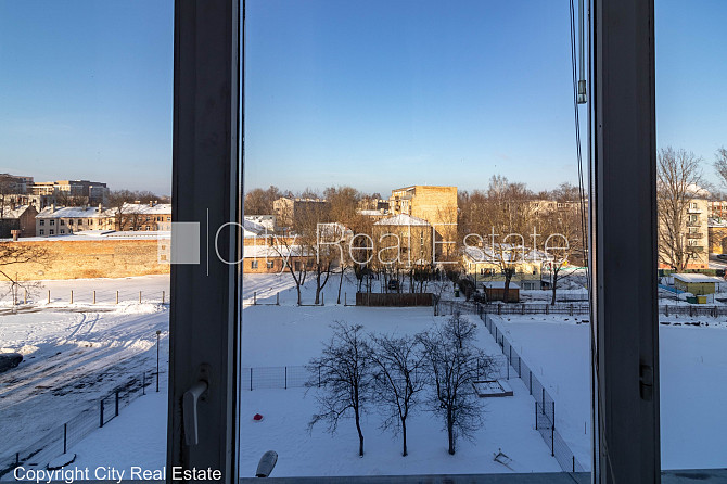 Фасадный дом, благоустроенная озеленённая территория, место для машины, балкон, Рига - изображение 15