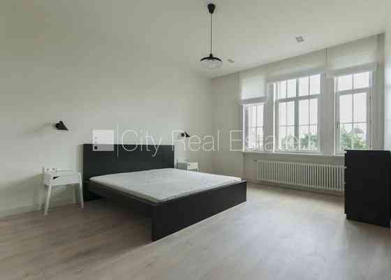 Реновированный дом, место для машины, лифт, балкон, количество спален 2 шт., Рига