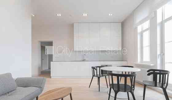 Реновированный дом, место для машины, лифт, балкон, количество спален 2 шт., Рига