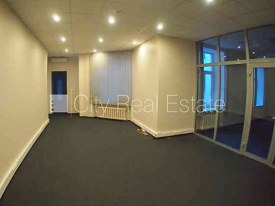 Фасадный дом, закрытый двор, объект охраняет физическая охрана, вход с улицы, Rīga