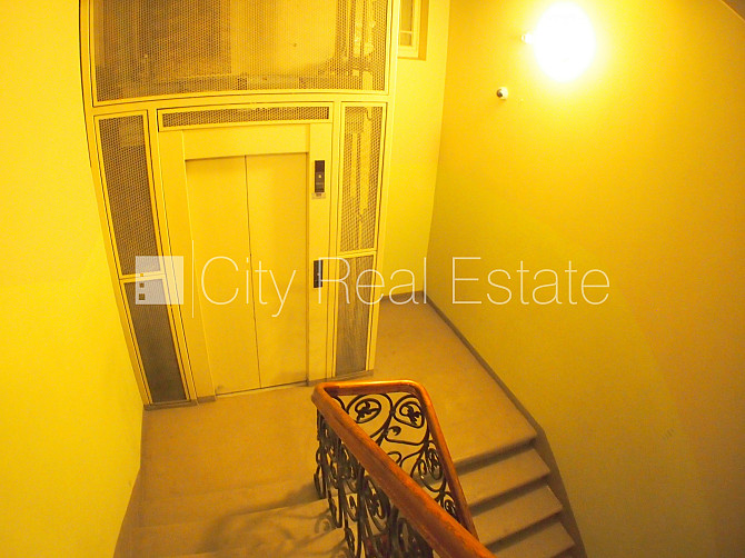 Fasādes māja, slēgts pagalms, objektu apsargā fiziskā apsardze, ieeja no ielas, kāpņu telpa Rīga - foto 19