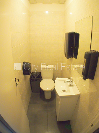 Fasādes māja, slēgts pagalms, objektu apsargā fiziskā apsardze, ieeja no ielas, kāpņu telpa Rīga - foto 12