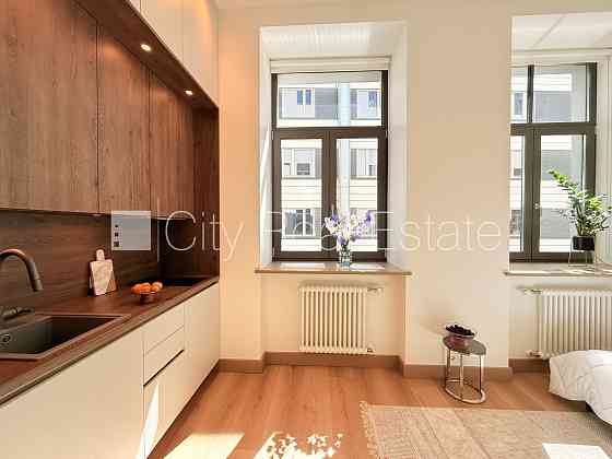 Фасадный дом, реновированный дом, возможность аренды парковки, вход с улицы, лифт, Рига