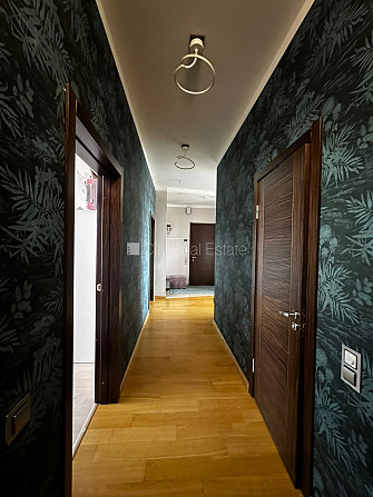 Фасадный дом, реновированный дом, возможность аренды парковки, вход с улицы, лифт, Рига - изображение 17