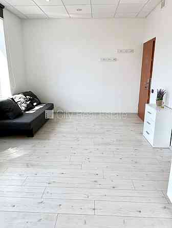 Фасадный дом, реновированный дом, вход с улицы, лифт, лестничная клетка после Рига