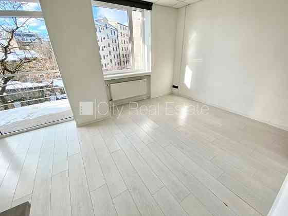 Фасадный дом, реновированный дом, вход с улицы, лифт, лестничная клетка после Рига