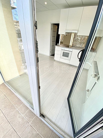 Фасадный дом, реновированный дом, вход с улицы, лифт, лестничная клетка после Рига - изображение 12