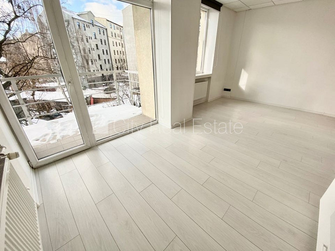 Фасадный дом, реновированный дом, вход с улицы, лифт, лестничная клетка после Рига - изображение 1