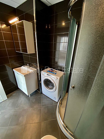 Фасадный дом, реновированный дом, вход с улицы, лифт, лестничная клетка после Рига - изображение 14