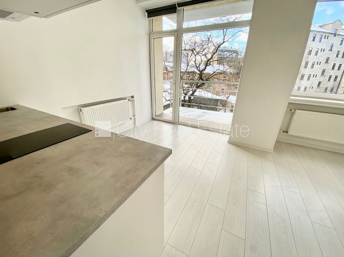 Фасадный дом, реновированный дом, вход с улицы, лифт, лестничная клетка после Рига - изображение 3