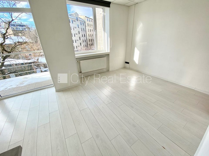 Фасадный дом, реновированный дом, вход с улицы, лифт, лестничная клетка после Рига - изображение 2