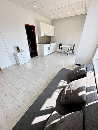 Фасадный дом, реновированный дом, вход с улицы, лифт, лестничная клетка после Рига - изображение 10