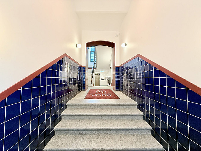 Реновированный дом, лестничная клетка после капитального ремонта, окна выходят Рига - изображение 11