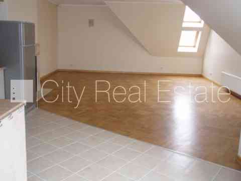 Фасадный дом, реновированный дом, поменянное покрытие крыши, благоустроенная Рига