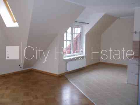 Фасадный дом, реновированный дом, поменянное покрытие крыши, благоустроенная Рига