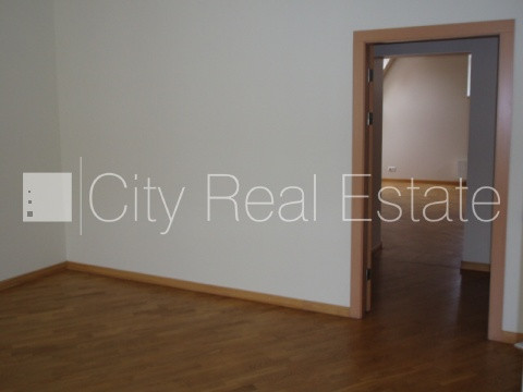 Фасадный дом, реновированный дом, поменянное покрытие крыши, благоустроенная Рига - изображение 17