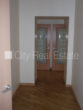 Фасадный дом, реновированный дом, поменянное покрытие крыши, благоустроенная Рига - изображение 14