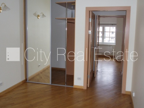 Фасадный дом, реновированный дом, поменянное покрытие крыши, благоустроенная Рига - изображение 12