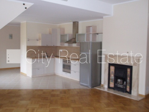 Фасадный дом, реновированный дом, поменянное покрытие крыши, благоустроенная Рига - изображение 2