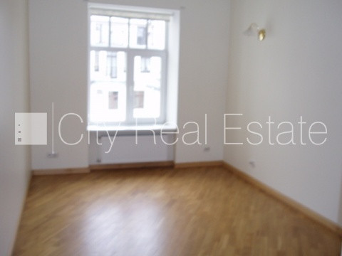 Фасадный дом, реновированный дом, поменянное покрытие крыши, благоустроенная Рига - изображение 11